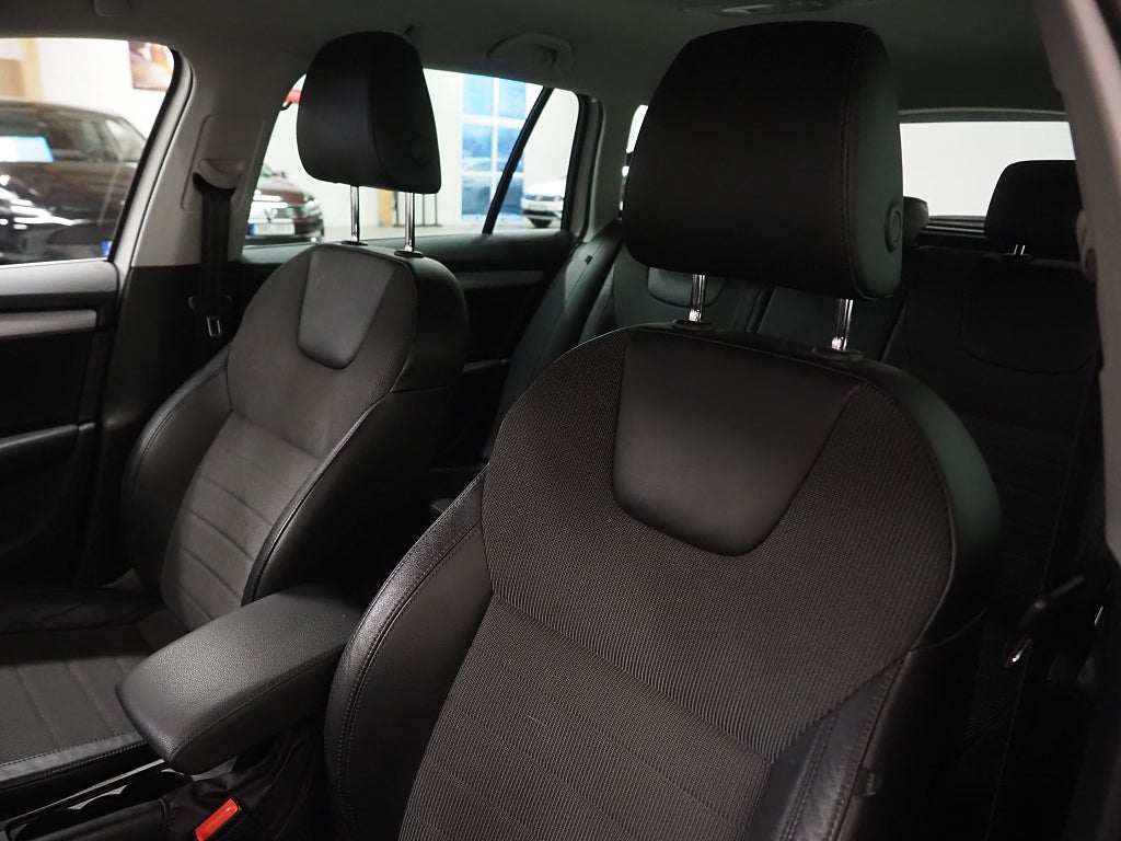 Skoda Octavia Kombi 1.4 TSI 150hk SportLine Premium Drag Värmare 2017