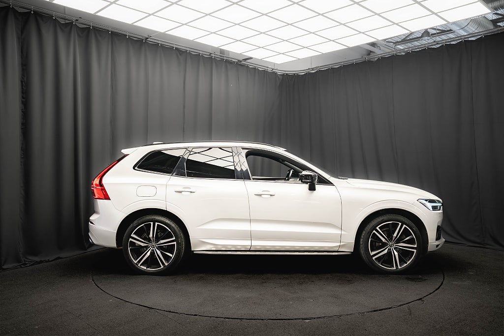 Volvo XC60 Recharge T6 AWD R-Design B&W PANO DRAG 21' PÄRLEMO MOMS