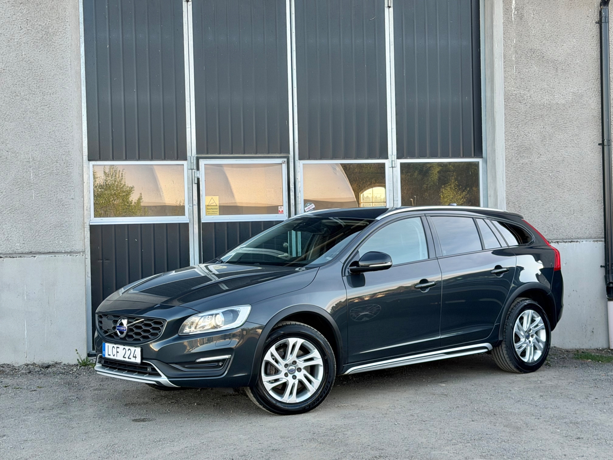 Volvo V60 Cross Country 2017, photo 3/45
