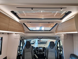 Husbil-halvintegrerad Adria CORAL 670 SC PLUS 27 av 28