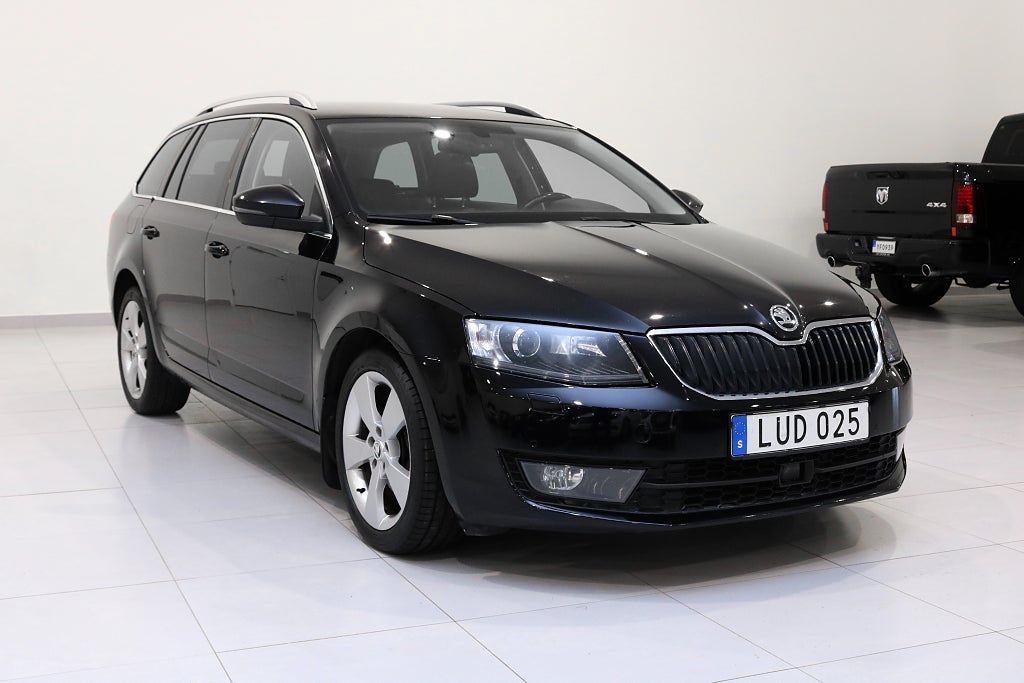 Skoda Octavia Kombi 2.0 TDI Style / Dragkrok / Värmare / Navi 