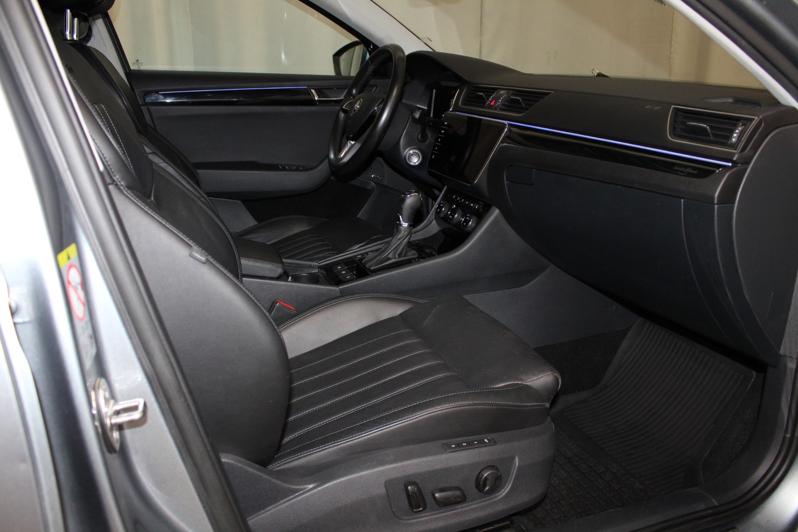 Skoda Superb 2.0 TDI 4x4 SCR Business Edition, L&K, Drag, Värmare 2019 - miniatyr 19