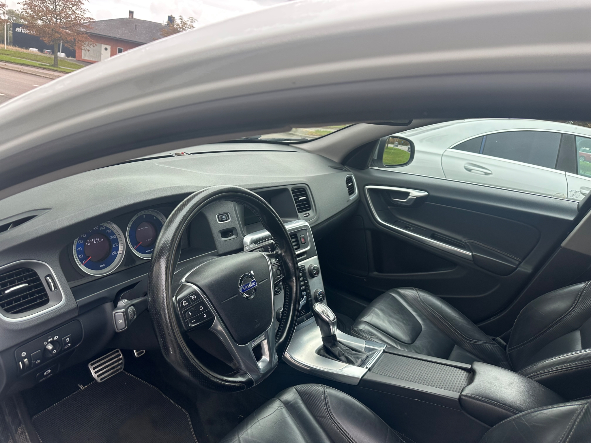 Volvo V60 D3 Geartronic R-Design Euro 5 2013, photo 6/10