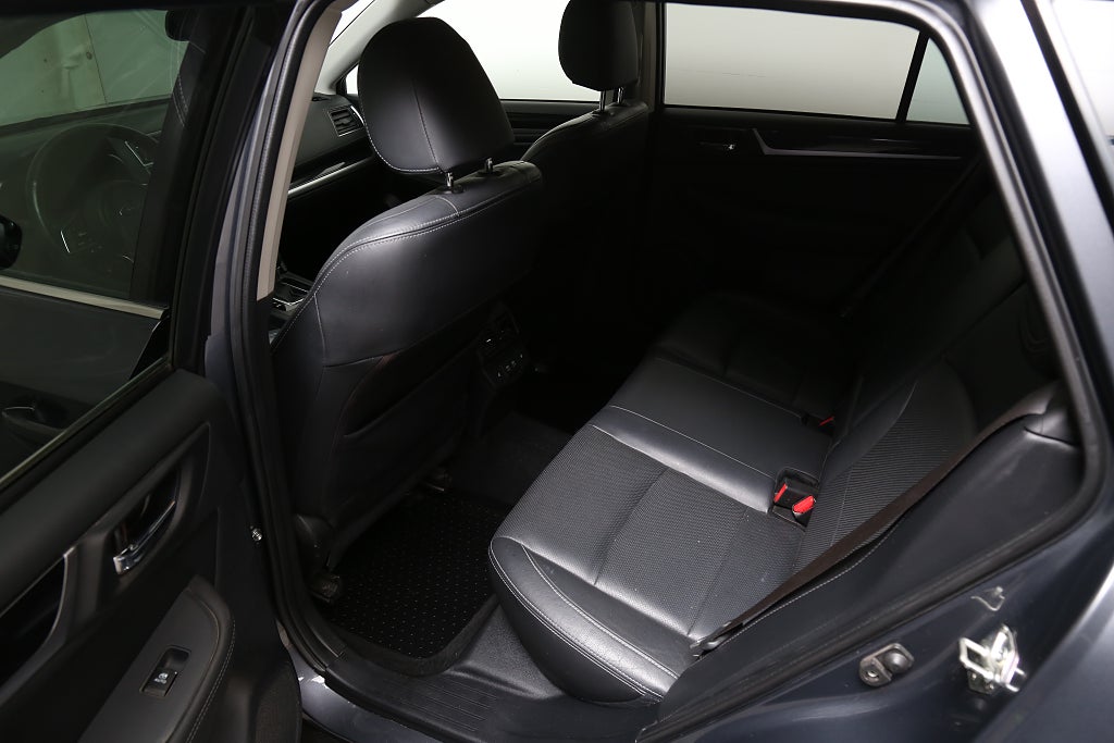 Subaru Outback 2,5i 175hk Summit AWD Taklucka H/K Skinn Extraljus Drag