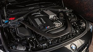 BMW:n har en rak sexa som genererar 460 hästkrafter. 