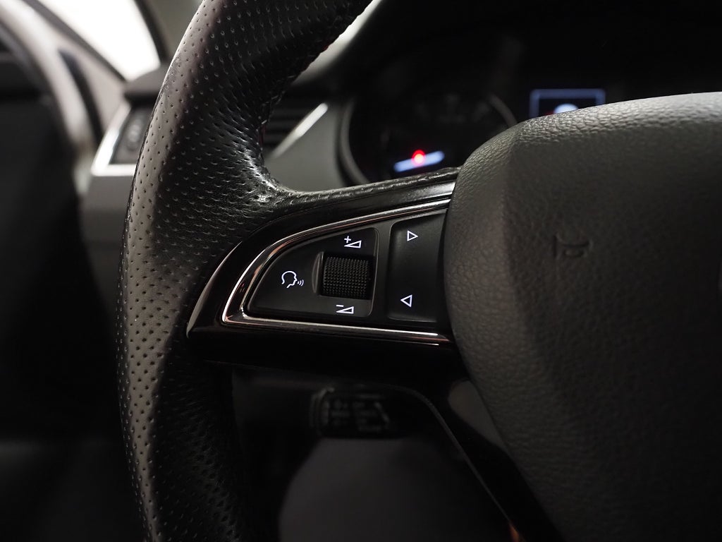 Skoda Octavia Kombi 1.4 TSI 150hk SportLine Premium Drag Värmare 2017