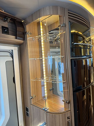 Husbil-integrerad Knaus Sun i 900 LX 177HK AUT Queensbed & exklusivt badrum! 8 av 28