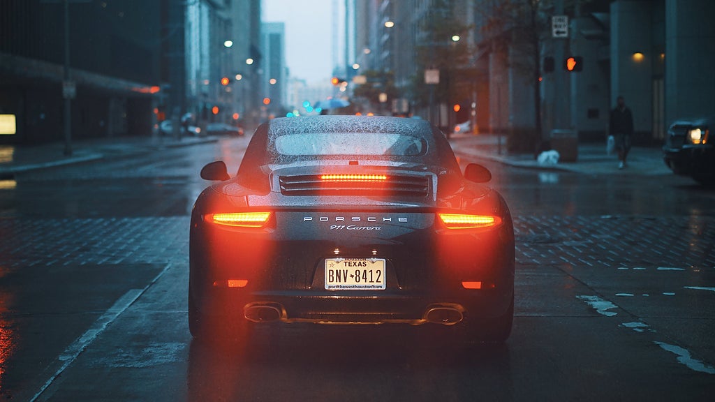 Att inte ha baklyktorna påslagna vid exempelvis regn eller dimma är en stor trafikfara. Foto: Pixabay