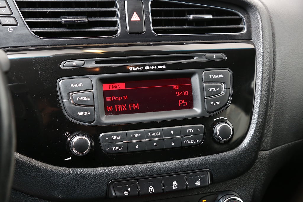 Kia Ceed 1,6 CRDi 128hk ECO Komfort Kombi Nybesikt Motorvärmare 2015