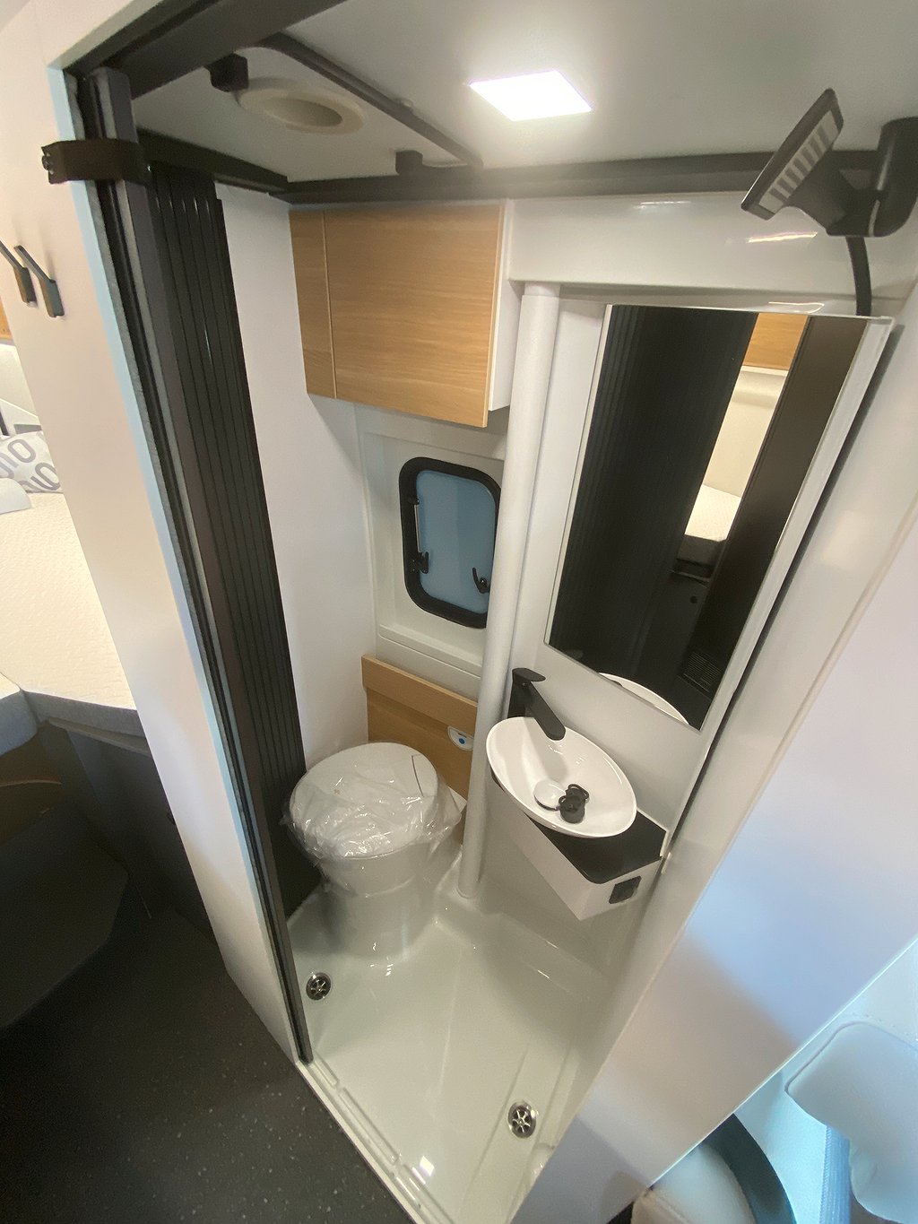 Adria Twin 640 SLB 60Y Ed. / Långbädd / B-körkort / Automat - Adria
