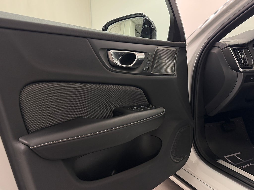 Volvo V60 T6 Plug-In Hybrid AWD Ultra Dark Pano H&K MOMS Fullutr bild 12