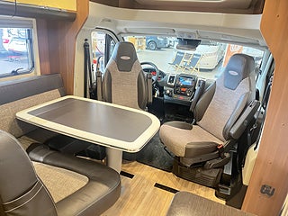 Husbil-halvintegrerad LMC T681 10 av 26