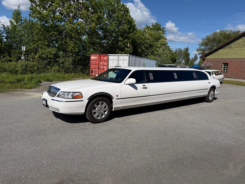 Lincoln Town Car Limo Stretch Limousine 