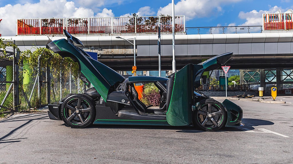 Koenigsegg Agera S med motorhuven, dörrarna och bakluckan öppen.