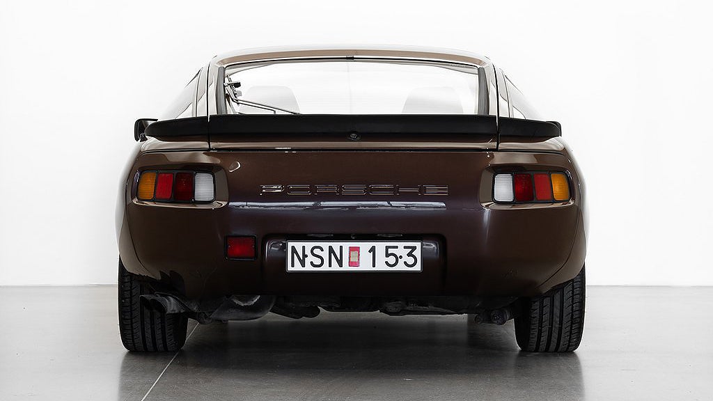 Porsche 928 S har en V8-motor på 300 hästkrafter. 