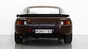 Porsche 928 S har en V8-motor på 300 hästkrafter. 