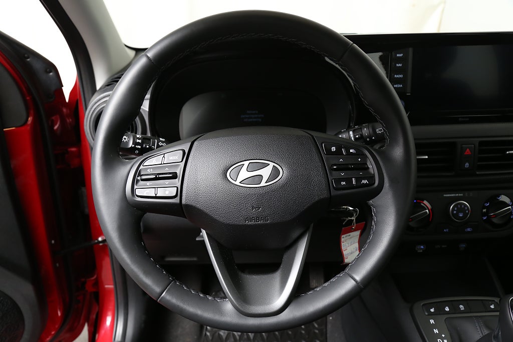 Hyundai i10 1,0 AMT Automat l P-sensorer l Backkamera l 2-tons lack 2025