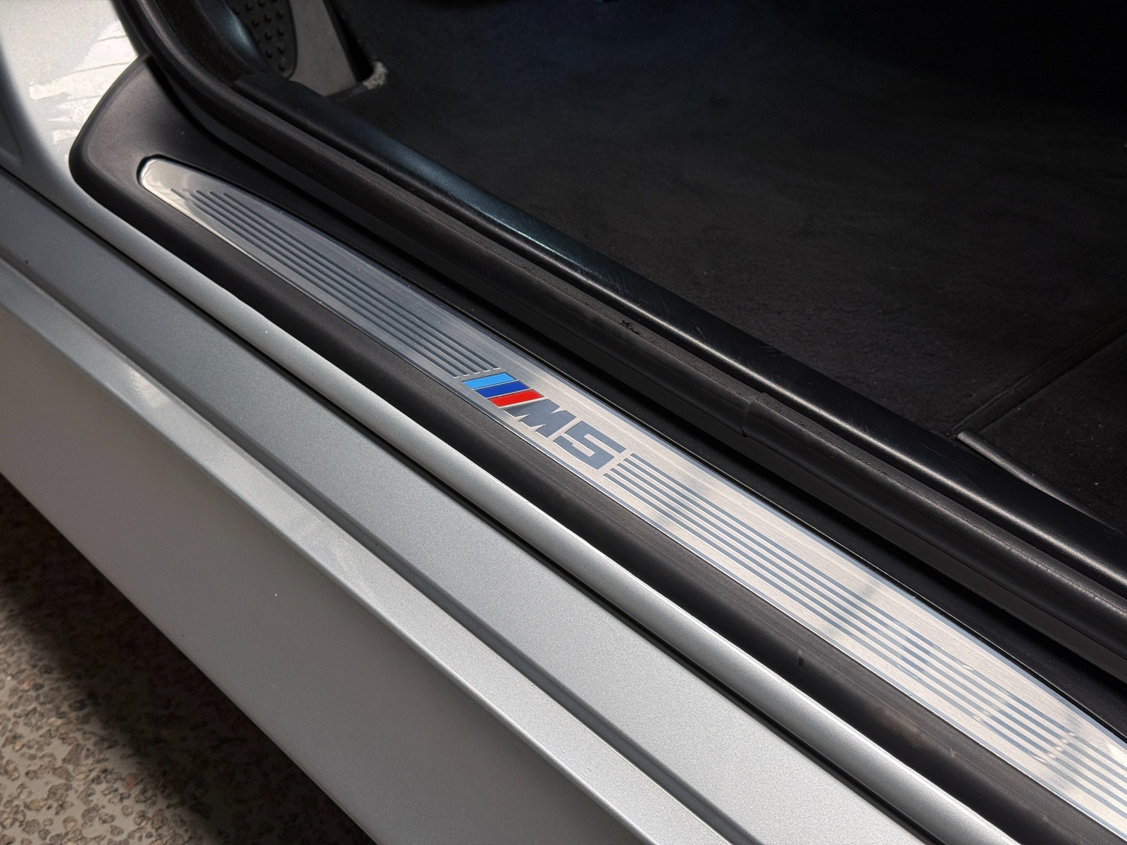BMW M5 Sedan E60 5.0 V10 507hk | Svensksåld | Fullservad 2006 - miniatyr 9