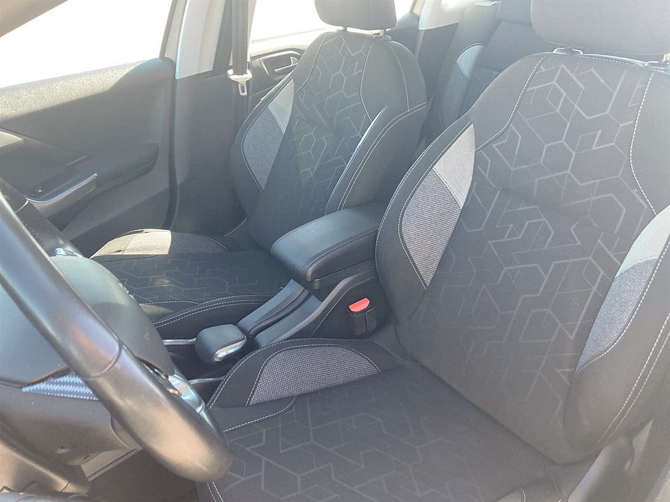 Bild på Peugeot 2008 Active 1.2 PT 82hk DRAG BACKSENSORER