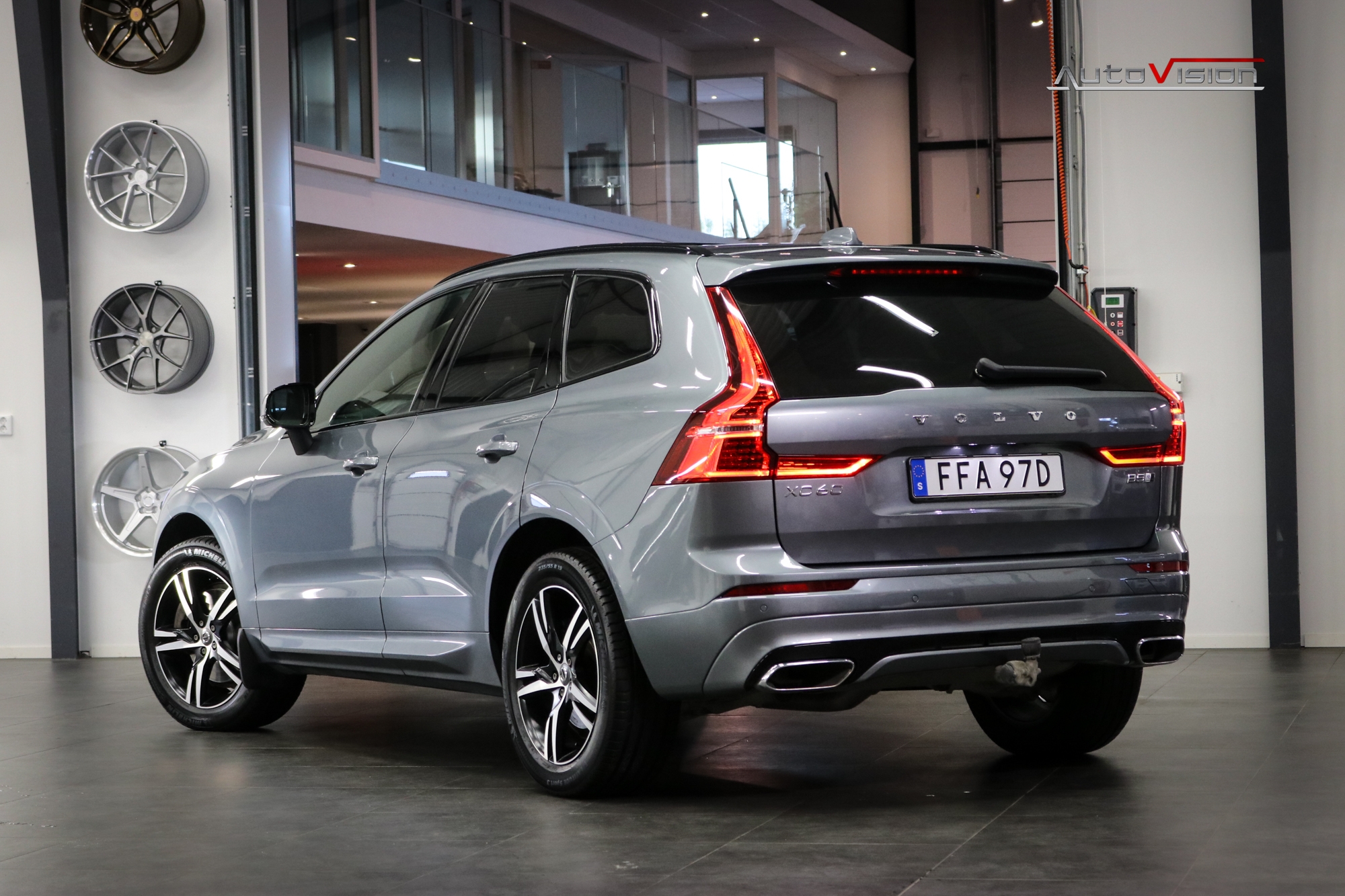 Volvo XC60 B5 AWD 235hk R-Design B&W 2020, kuva 2/10