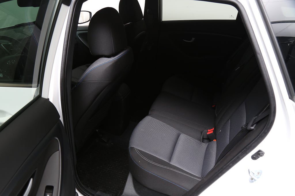 Hyundai i30 1,6 CRDi 136hk GO! Edition Kombi Motorvärmare Dragkrok 2017