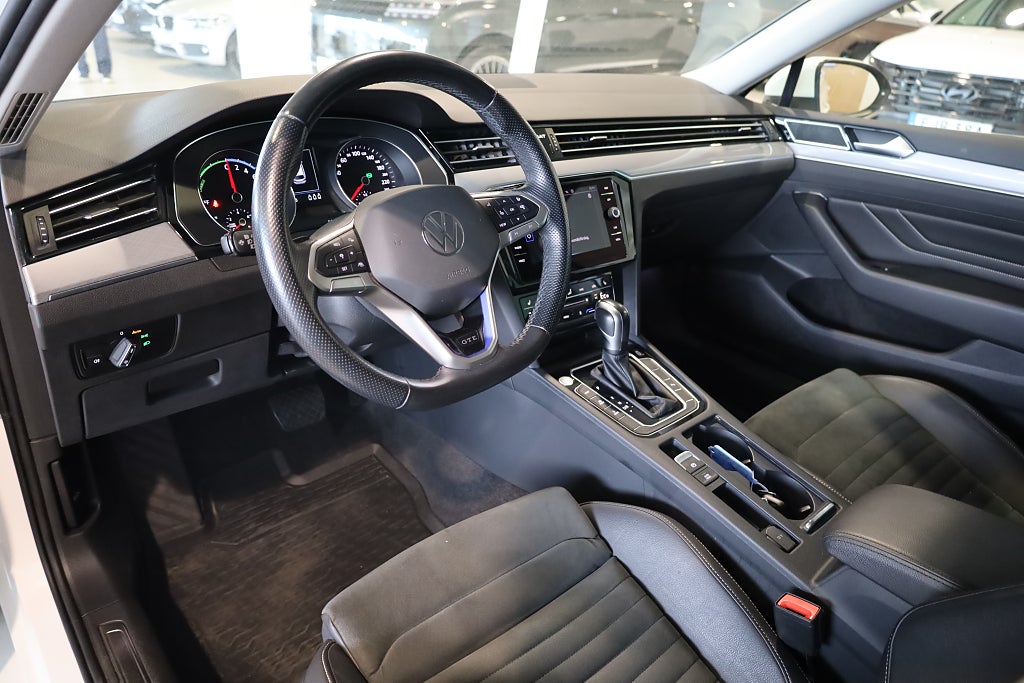 Volkswagen Passat GTE 218hk Executive / Business / Värmare / Navi 2022