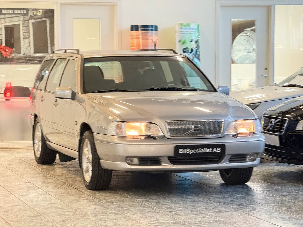 Volvo V70 2.5T AWD 8000Mil en ägare 193hk Drag MELLANDAGSREA