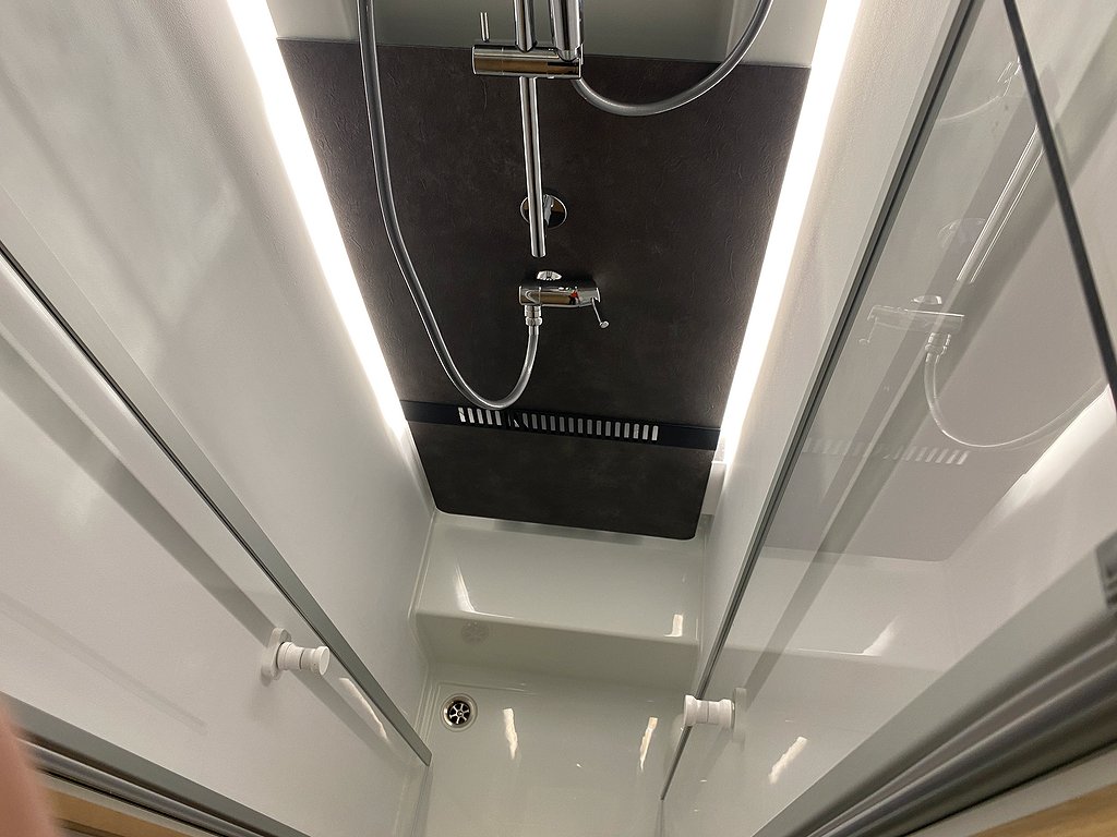 Adria Coral 670 DL Plus  3500 kg / Face to Face / Aut 140hk - Adria