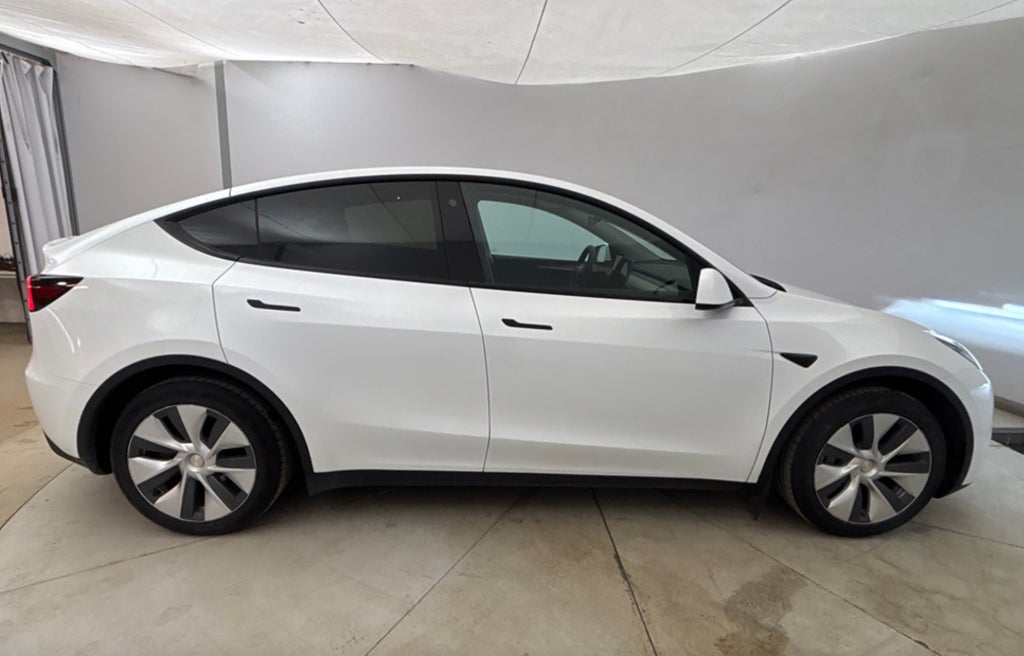Tesla Model Y Standard Range RWD Dragkrok / Panorama / MOMS