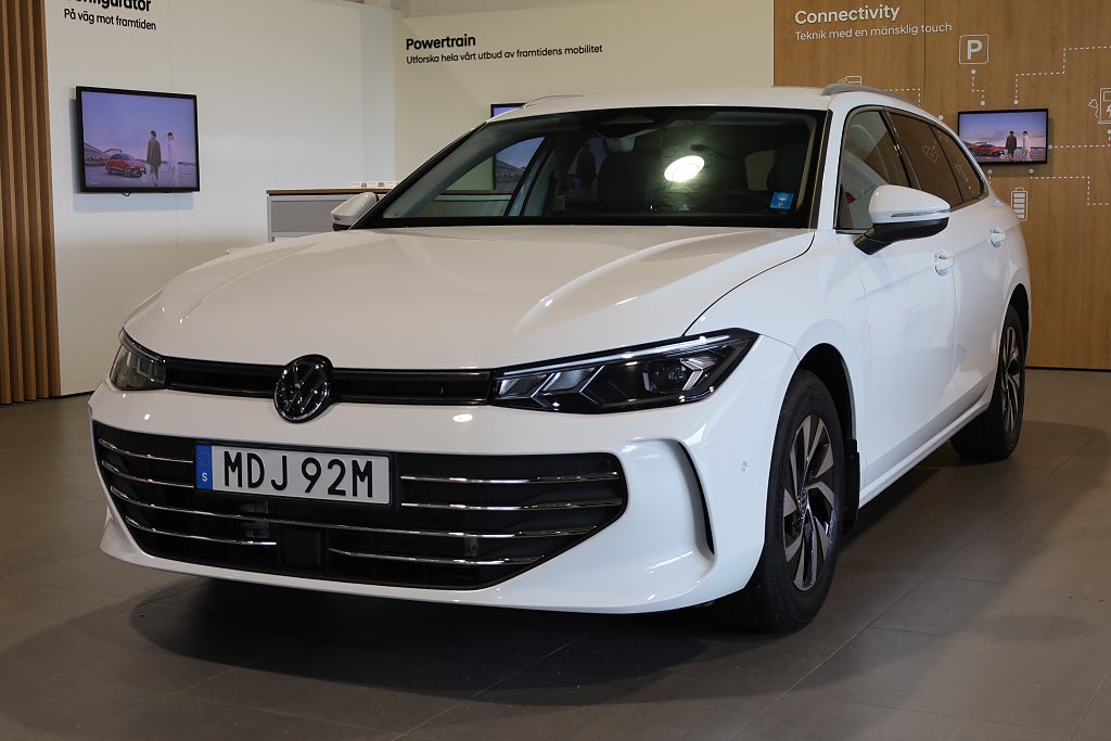 Volkswagen Passat Sportscombi 1.5 eTSI AUT Business Drag Värmare Massage 2025