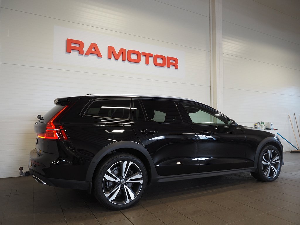 Volvo V60 Cross Country B4 AWD 197hk B-Kamera GPS VOC Drag 2022