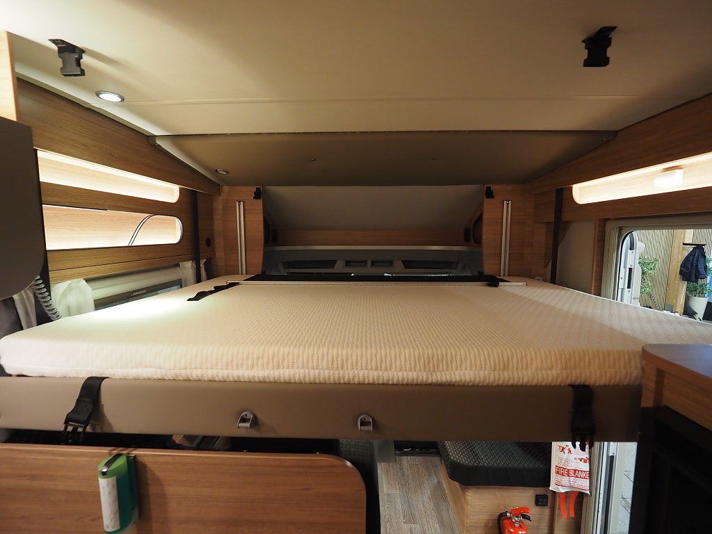 Weinsberg CaraSuite 700MEG 165hk I AUT I 3500kg I MOMS I Solcell I Backkam