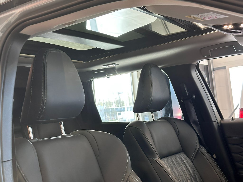 Mitsubishi Outlander PHEV CVT AWD 306hk Instyle Panorama Dragkrok thumbnail