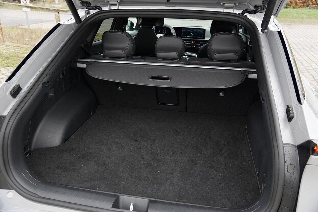 Bakluckan på Kia EV6, visandes rymligt lastutrymme.