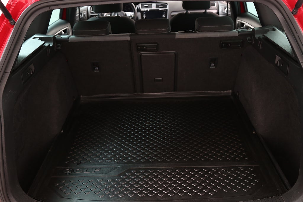 Volkswagen Golf 1,5 TSI 150hk R-Line DSG Sportscombi Värmare Drag 2019