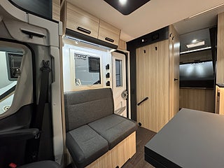 Husbil-halvintegrerad Sun Living S72DC AUT Queen! Clesana & Hydr stödben! 4 av 22