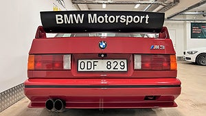 BMW M3 från 1990 tillhör den klassiska E30-generationen. 