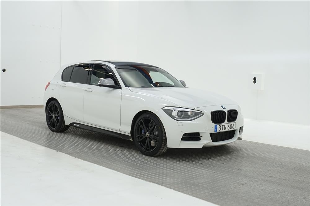 BMW M135i xDrive 5-dörrars 2014, kuva 7/52