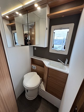Husbil-halvintegrerad Adria Coral 670 SL AUTOMAT 8 av 10