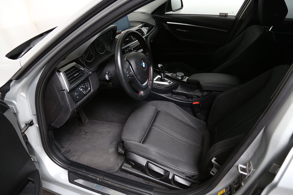 BMW 330e Sport line Sedan 252hk | Navi | Hi-Fi | P-Sen | BT | 2018
