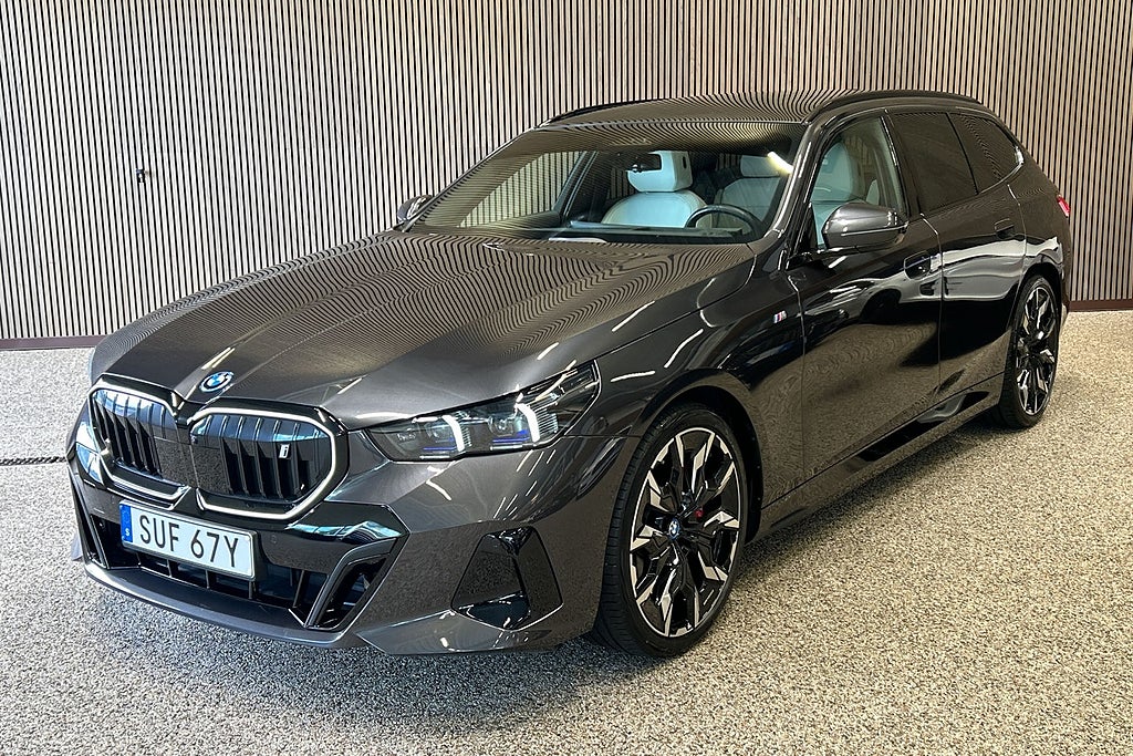 BMW i5 eDrive40 Touring M-sport Pro / Panorama Comfortpkt /