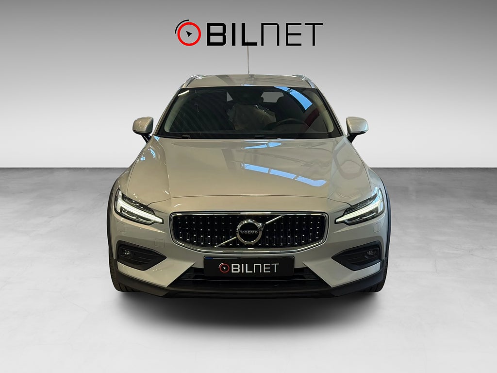 Volvo V60 Cross Country B4 AWD Aut *3,99%* Drag Kamera H/K Värmare 18"
