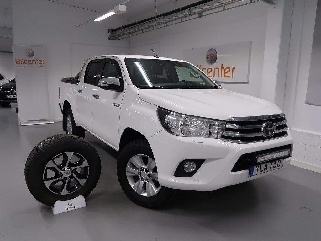 Toyota Hilux Dubbelhytt 2.4 AWD V-Däck ingår Värmare-Drag-Kamera-Fla