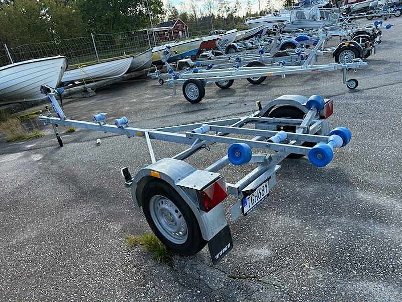 Tikitreiler 750 BT 80 km/h båttrailer - Begagnad 