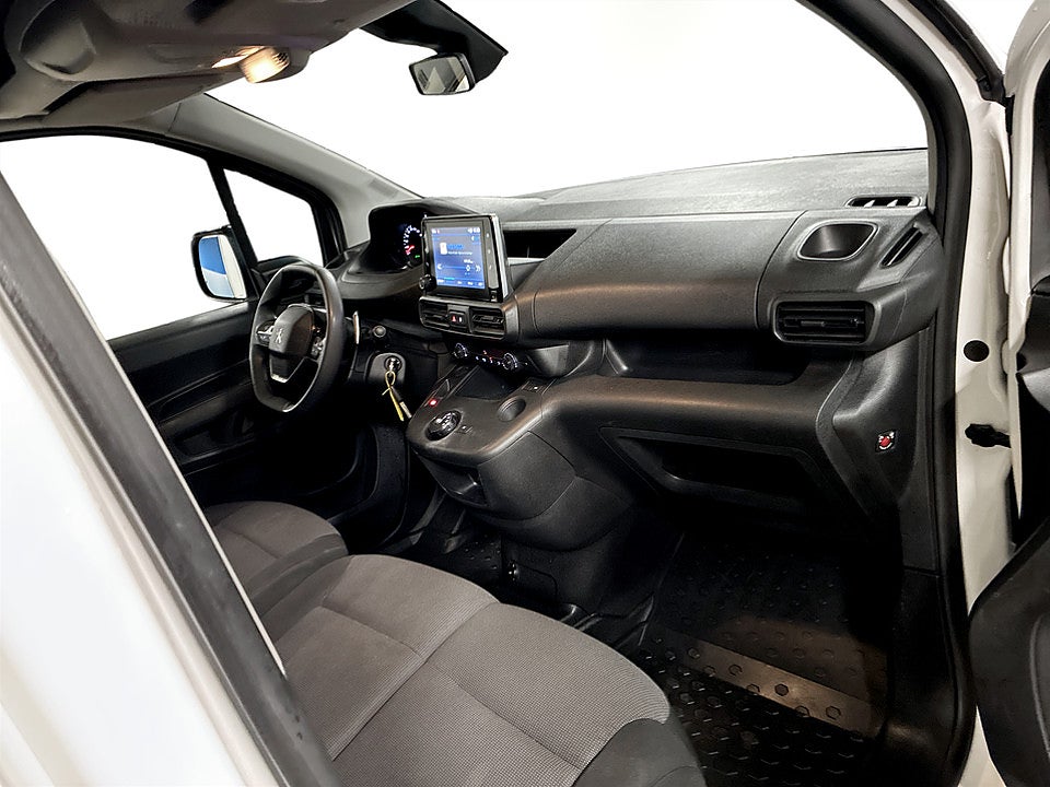 Bild på Peugeot Partner PRO 1.5 BHDi 130hk Aut L2 P-SENSORER CARPLAY