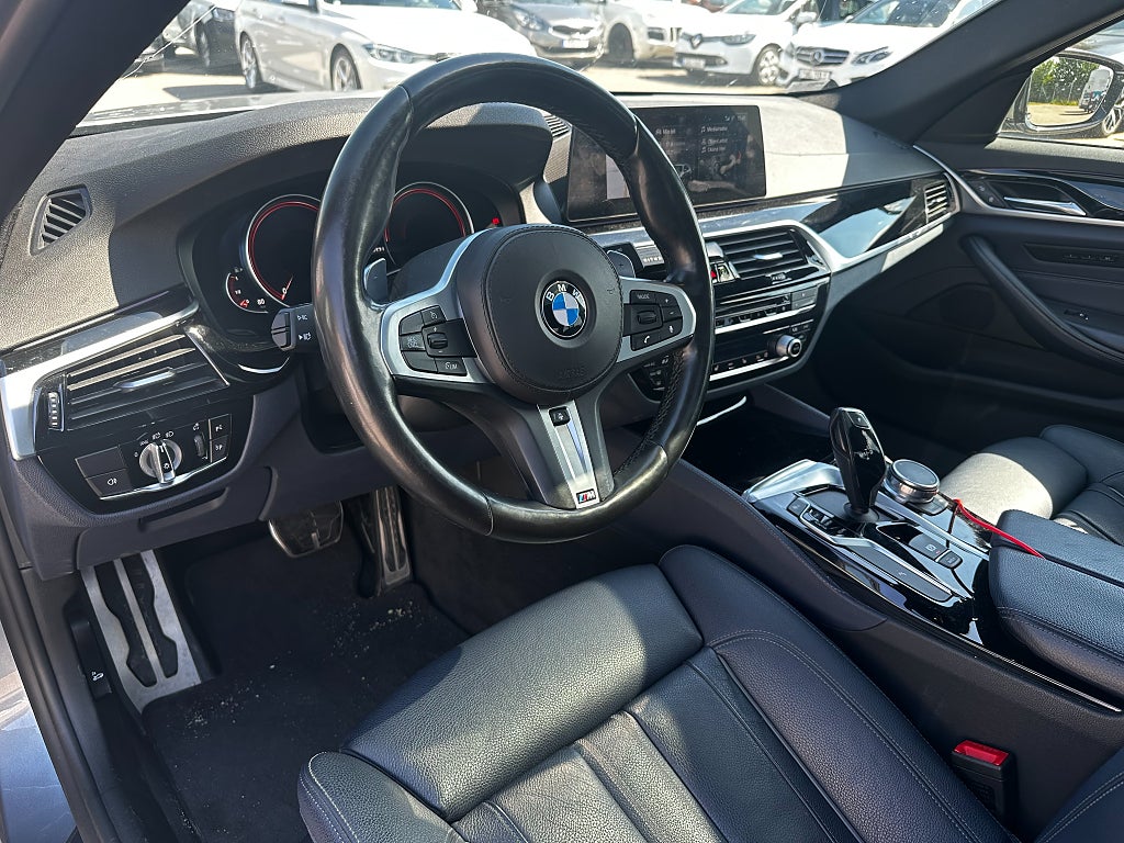 BMW M550I V 8 / xDrive Sedan / Panorama