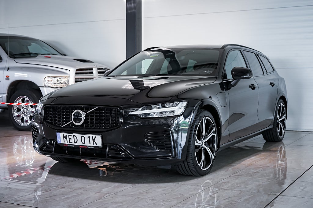 Volvo V60 Recharge T6 AWD Ultimate Dark SE SPEC Hud Pano 360kam 