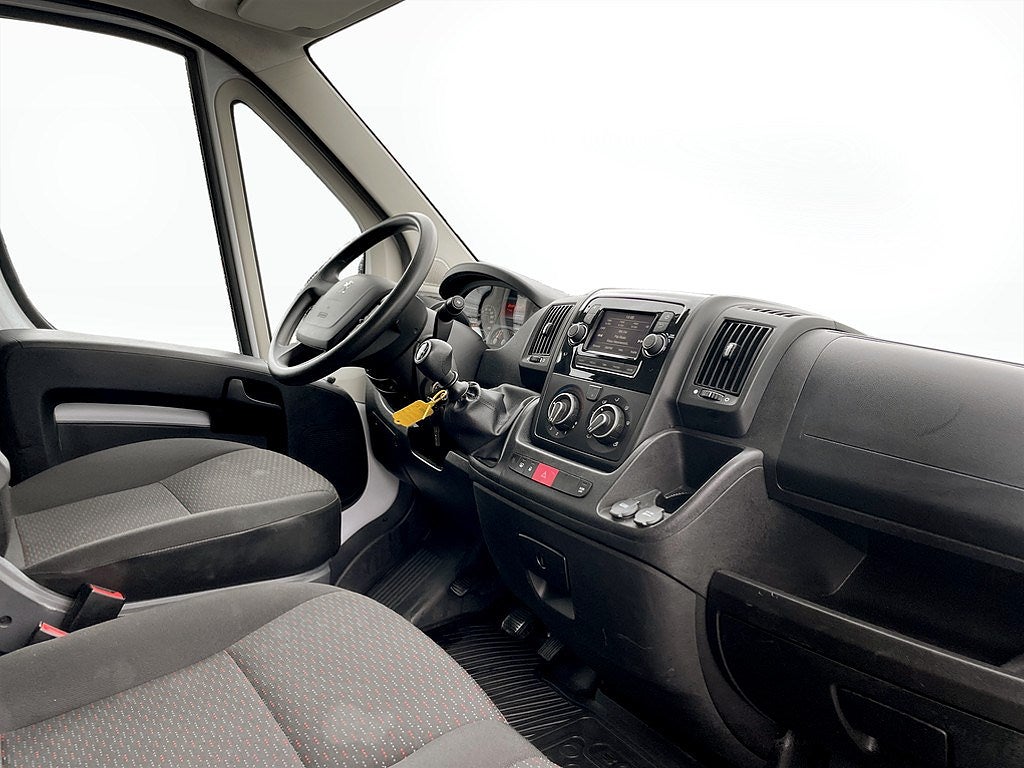 Bild på Peugeot Boxer PRO+ 335 2.2 BHDi 145hk L3H2 - DRAG, B-KAMERA