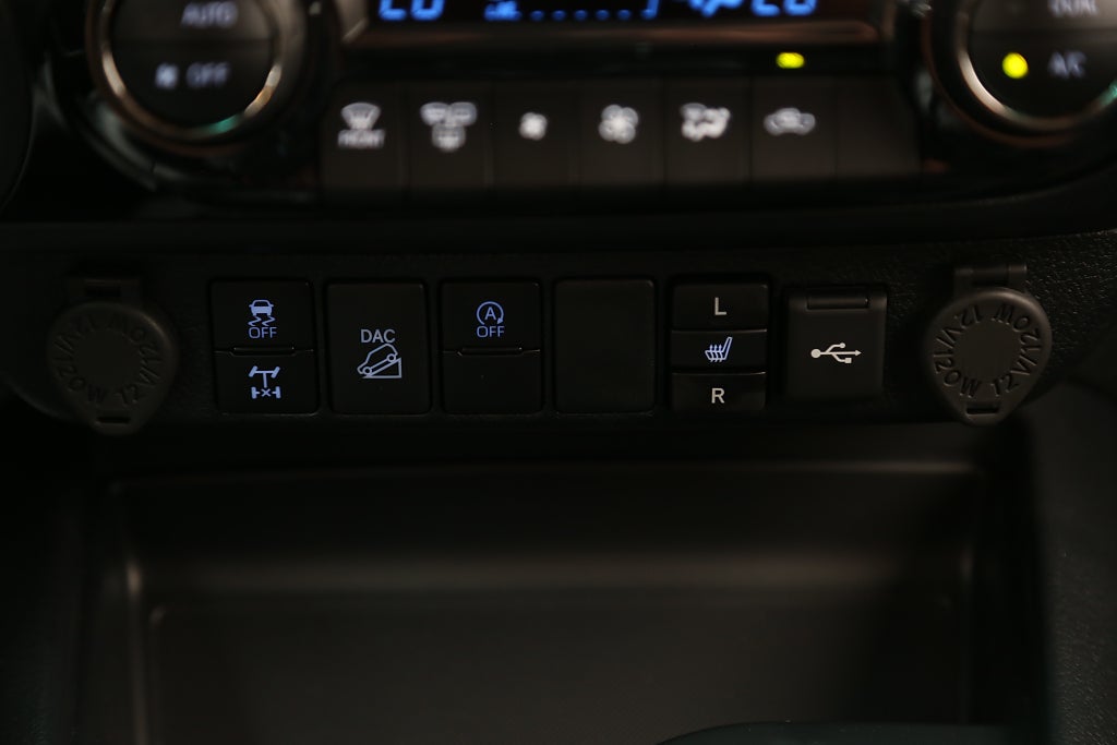 Toyota Hilux Dubbelhytt 2,8 MHEV 204hk Invincible 4WD Flak/Kåpa Moms 2026