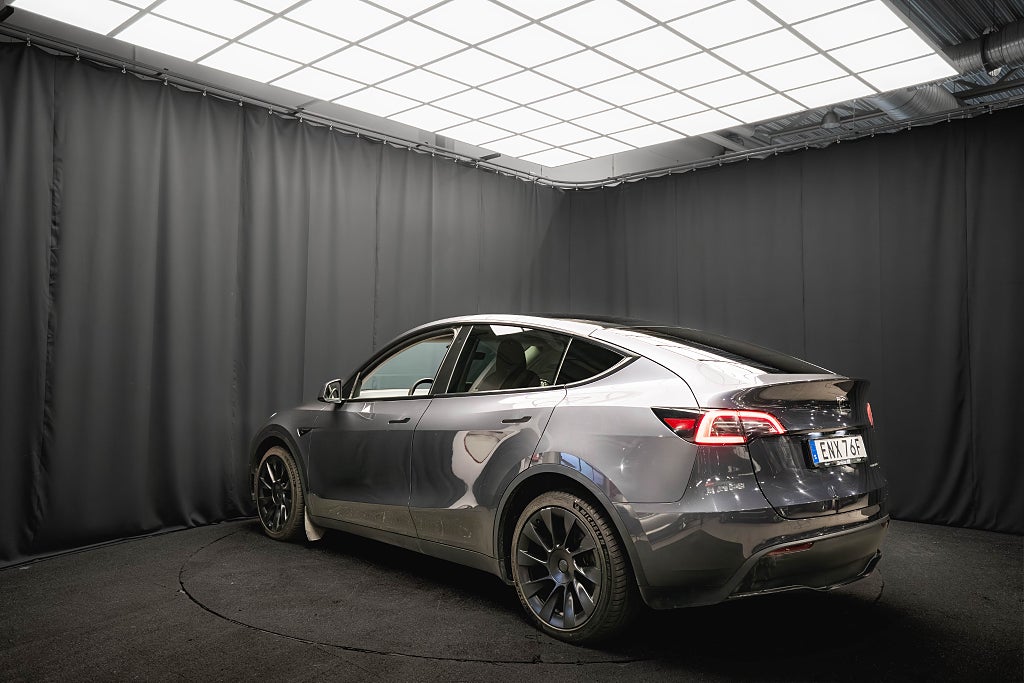 Tesla Model Y Long Range AWD 20'' PANO METALLICLACK 90%SoH LÄDER MOMS